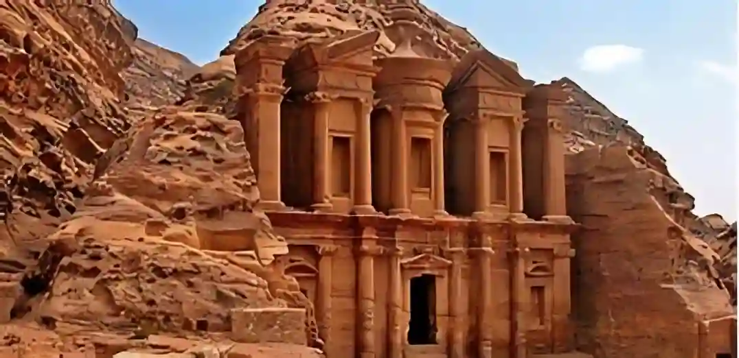 سيول تضرب البترا وإجلاء سياح