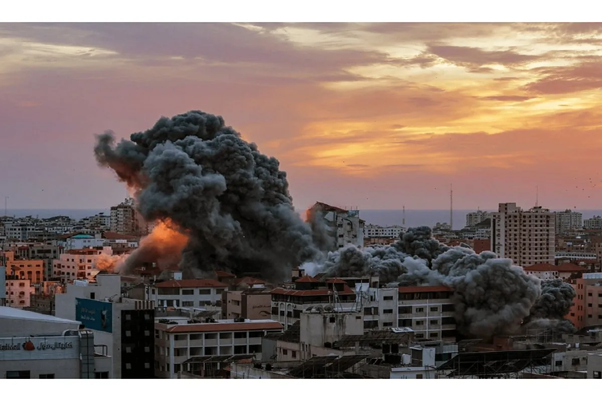 غارتين على مدرسة تؤوي نازحين شرق غزة
